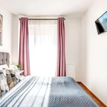 - New - With Sunny Balcony דירה *
