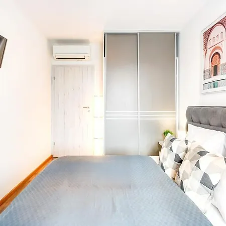 - New - With Sunny Balcony Apartment Budapest